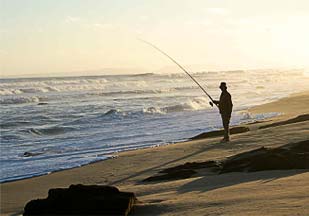 'n Visserman besig om te hengel op Witsand se strande